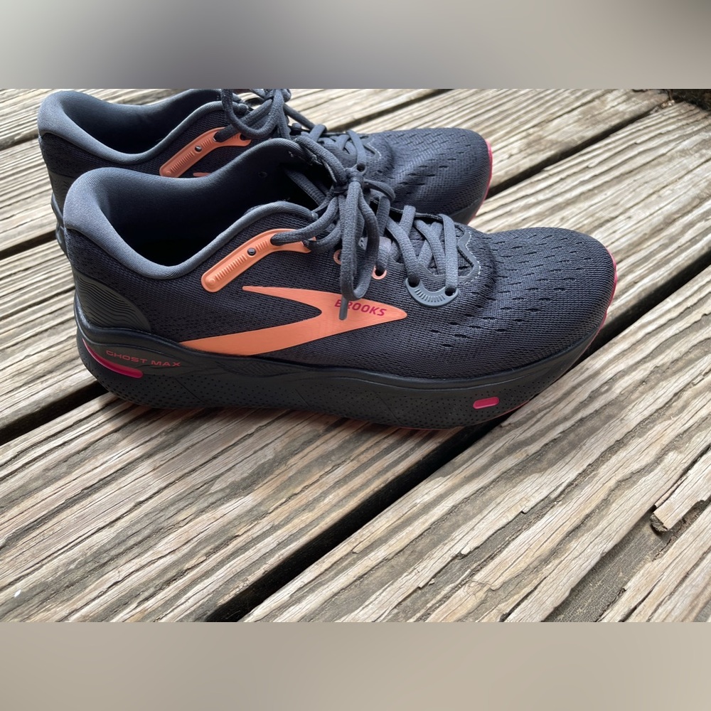 Brooks Ghost Max size 9 minimal to no wear, only worn a few times.